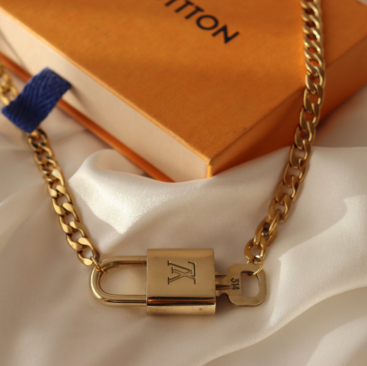 fodbold landsby At dræbe Rework Louis Vuitton Lock With Key on Necklace – Relic the Label